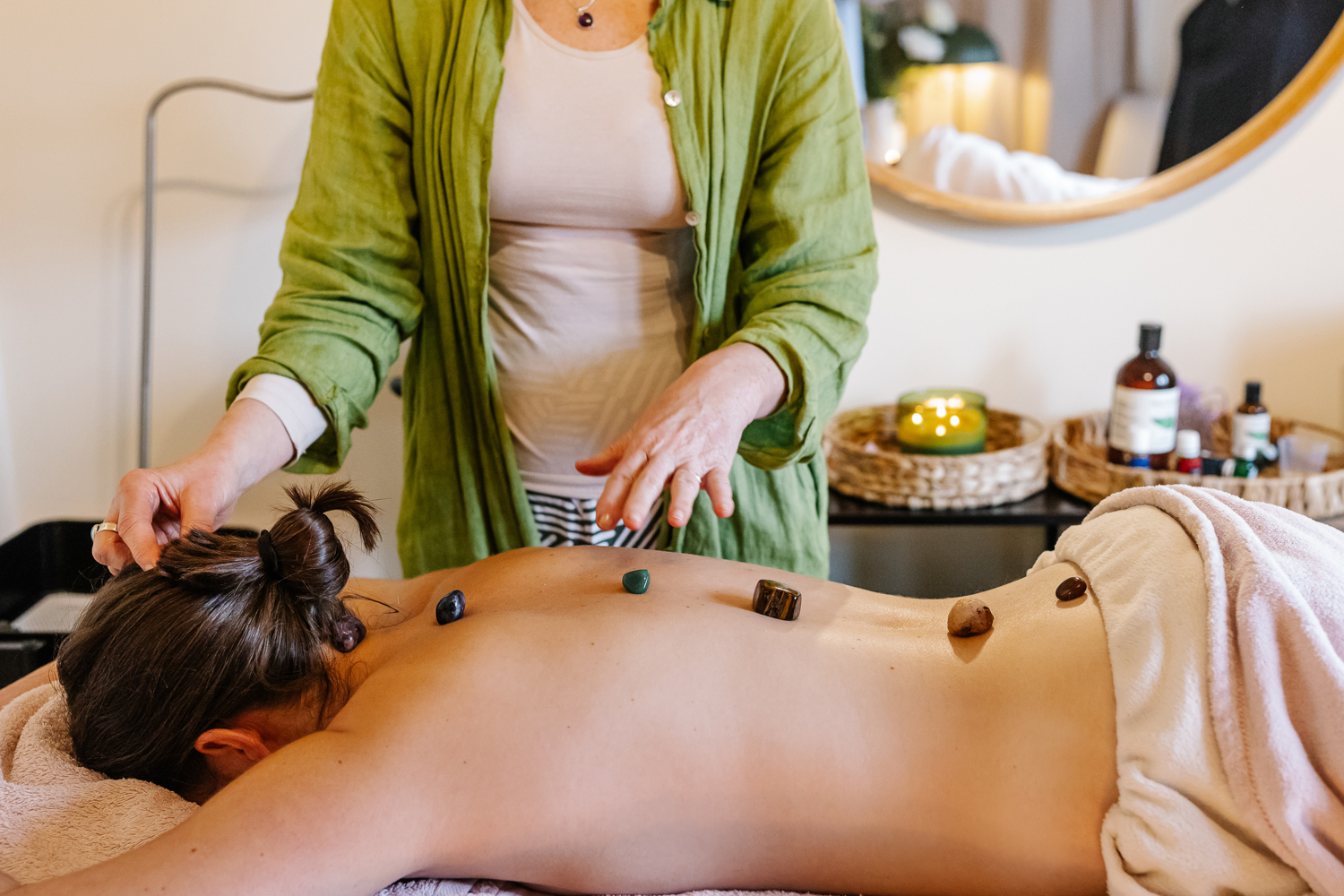 Gentle working moment during a wellness treatment