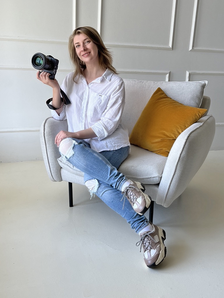 Julia holding a camera