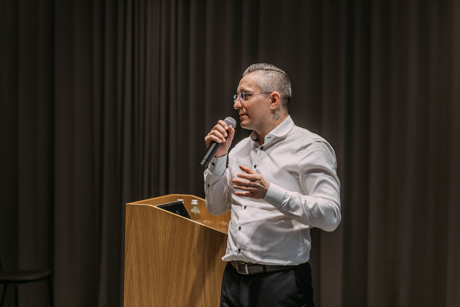 Speaker presenting during a premium indoor conference