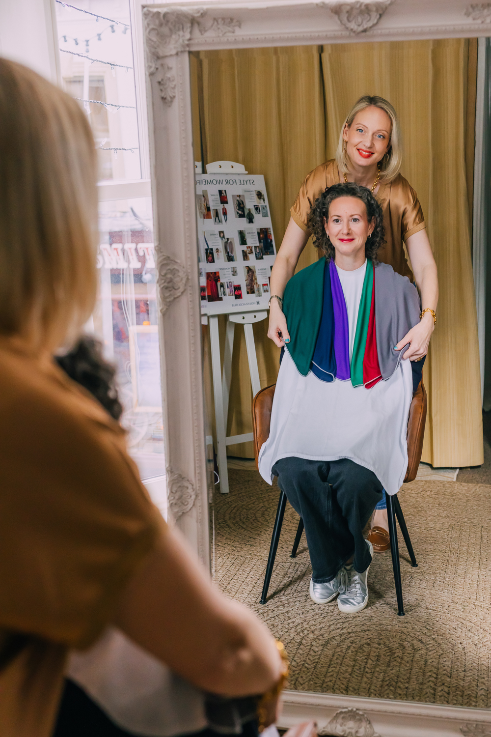 Mirror-view colour styling consultation in progress